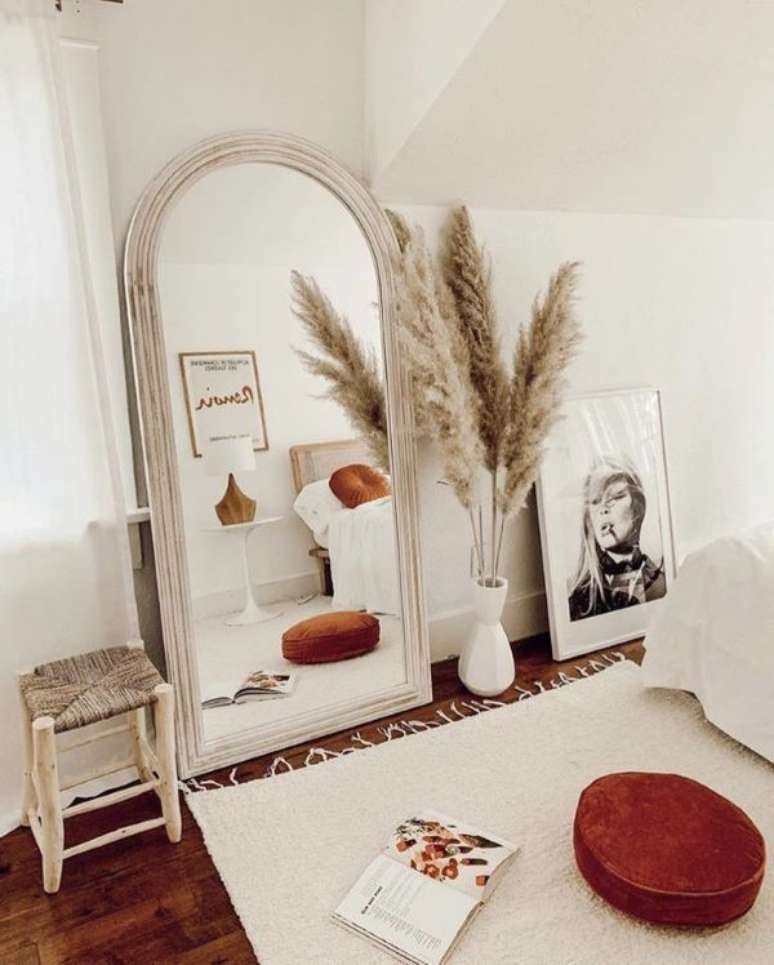 13. Quarto boho com espelho de chão e decoração branca e marsala – Foto Pinterest