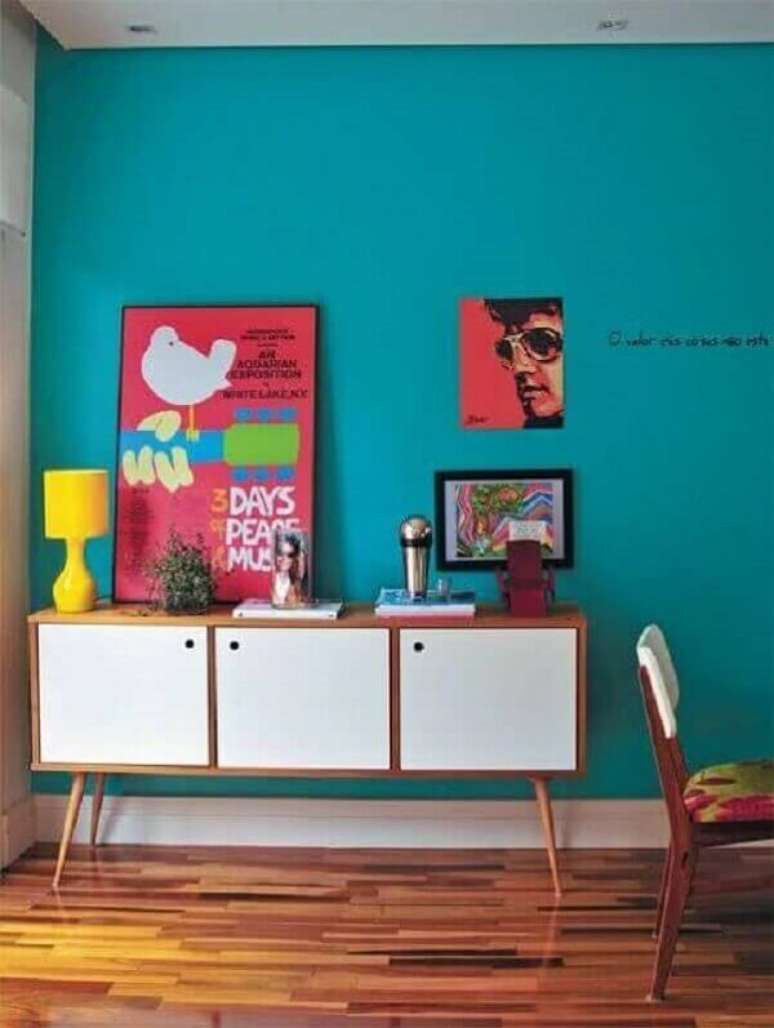 47. Sala de jantar com parede azul e aparador pé palito. Fonte: Pinterest