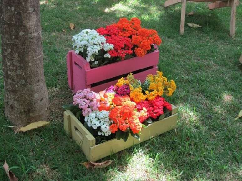 3. Floreira de madeira feita com caixotes coloridos. Fonte: Pinterest