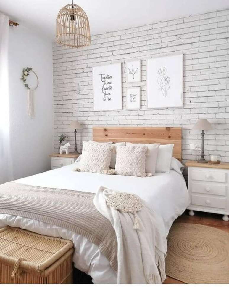 68. Quarto boho chic com papel de prede de tijolinho – Foto Casa Listy