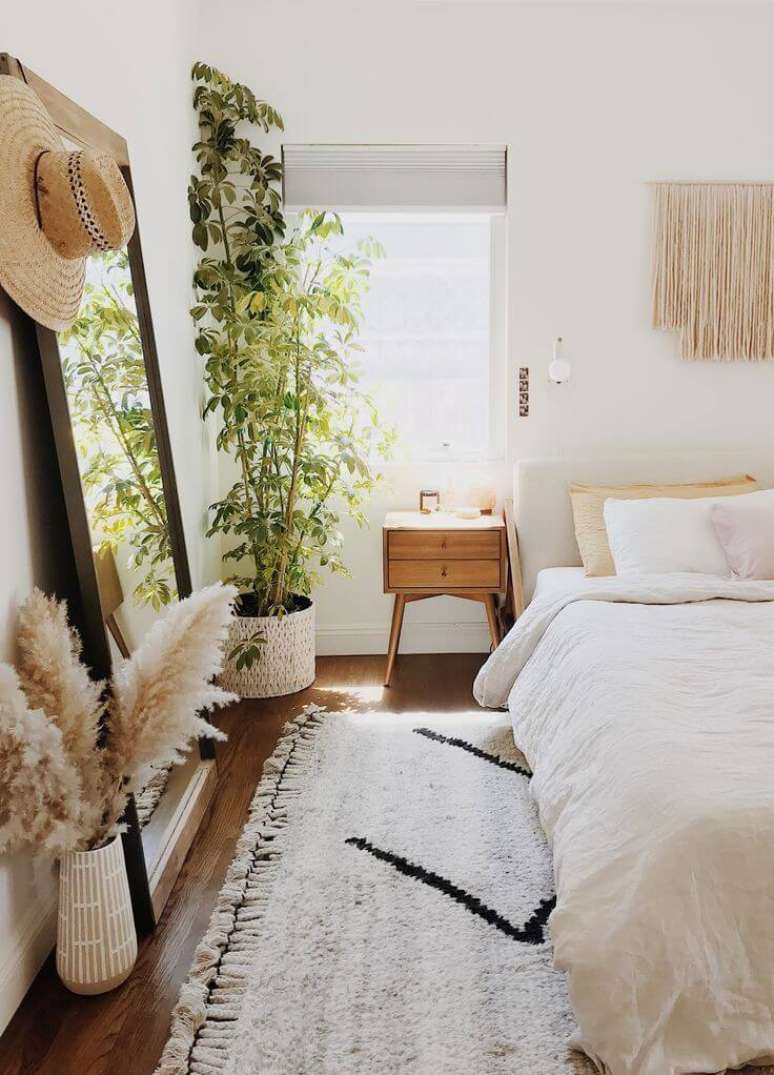 36. Quarto boho minimalista com espelho grande e tapete preto e branco &ndash; Foto Pinterest