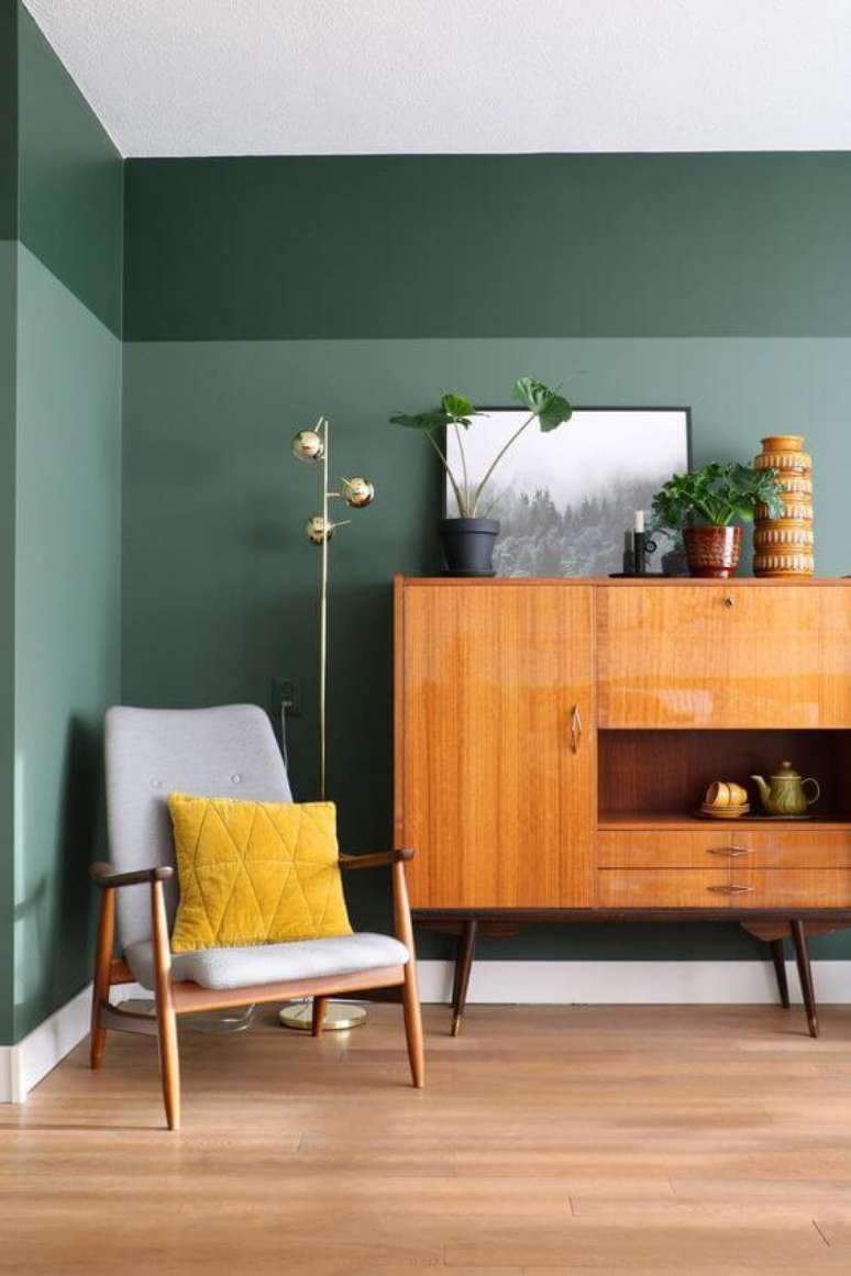 20. Quarto boho com parede verde e móveis de madeira – Foto Emily Henderson
