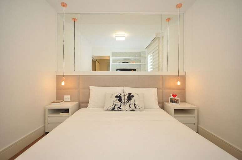 7. Ideias para quarto pequeno todo branco decorado com cabeceira bege – Foto: Pinterest