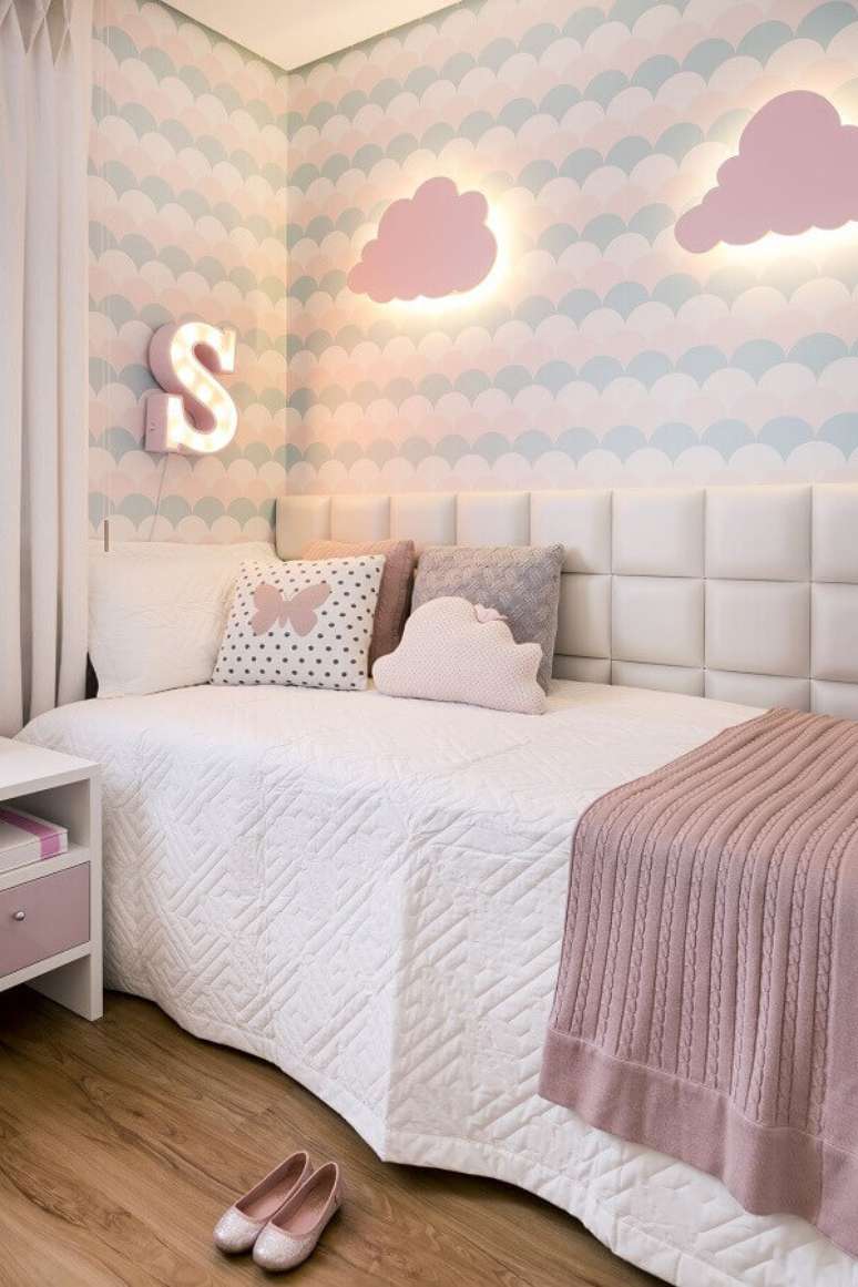 3. Ideias para quarto de menina decorado com luminária nuvem e papel de parede em tons pastéis – Foto: Jeito de Casa