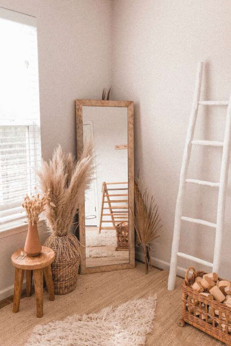 16. Quarto boho com espelho retangular e móveis de madeira – Foto Pinterest