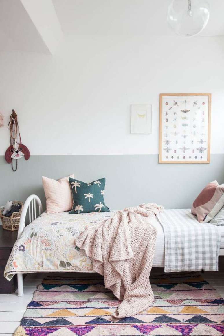 6. Quarto boho com tapete estampado e colorido – Foto Pinterest