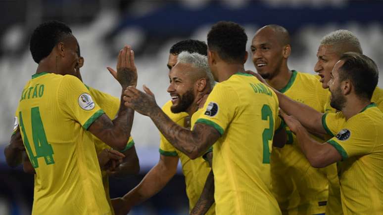 Seleção Brasileira comemora gol contra o Peru na Copa América; torneio é transmitido pelo SBT após 32 anos (MAURO PIMENTEL / AFP)