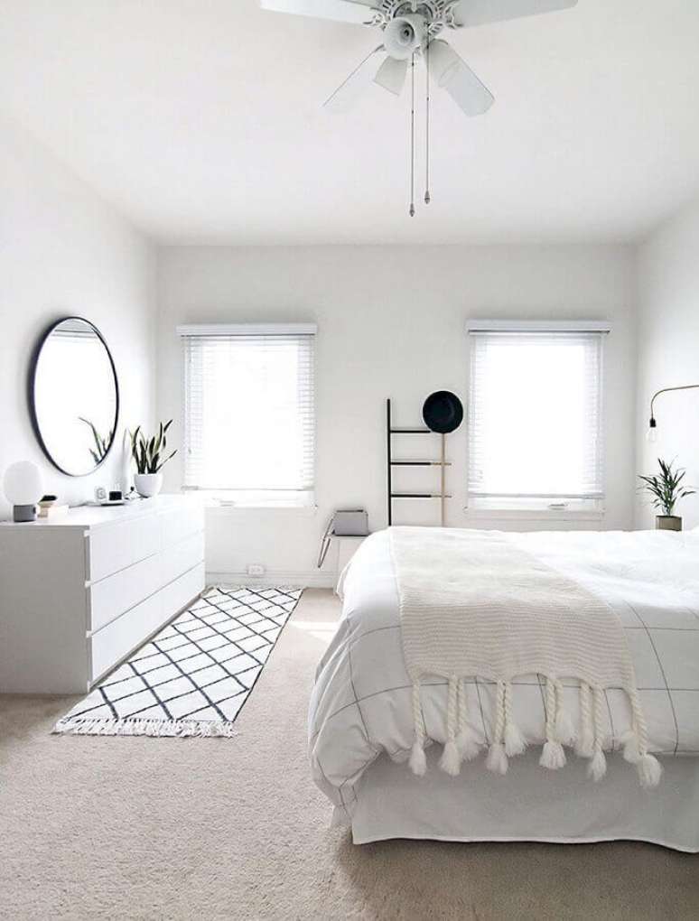 13. Ideias de decoração para quarto de casal todo branco – Foto: Pinterest