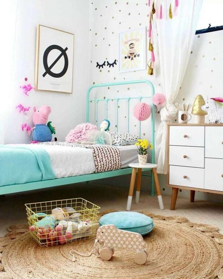 56. Ideias para quarto infantil decorado com cama verde &aacute;gua e tapete redondo sisal &ndash; Foto: &Uacute;ltimas Decora&ccedil;&atilde;o