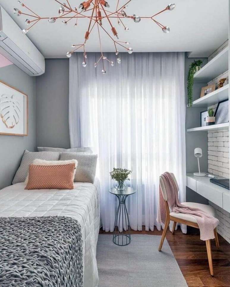 65. Ideias para quarto pequeno decorado em tons de cinza com bancada planejada – Foto: Sua Decoração