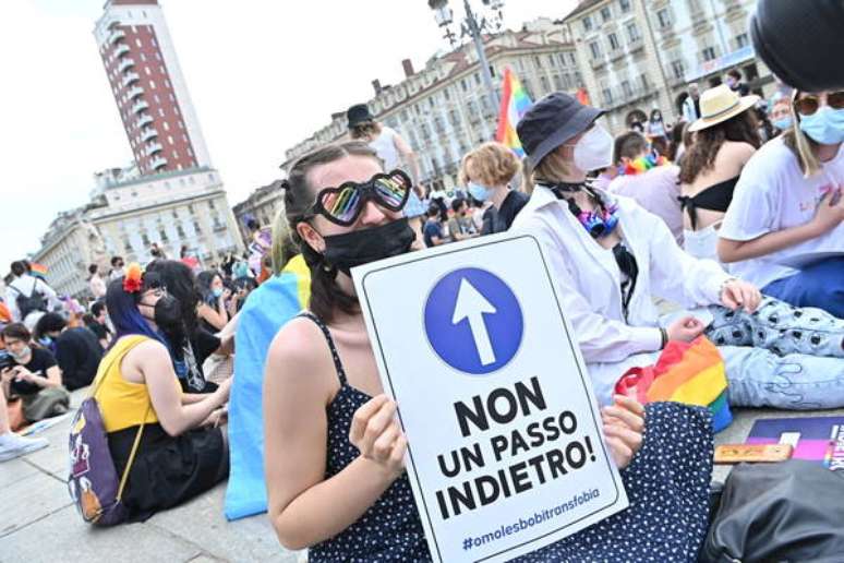 Manifestação em Turim em defesa de projeto que criminaliza a homofobia