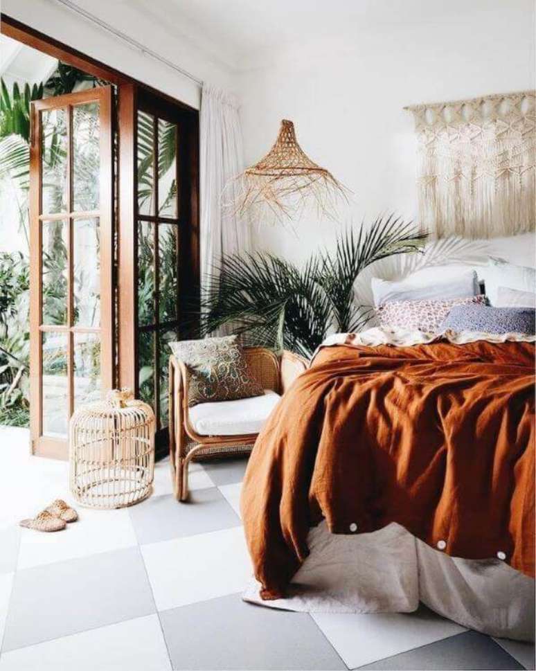 46. Quarto boho com manta em tons terrosos – Foto Pinterest