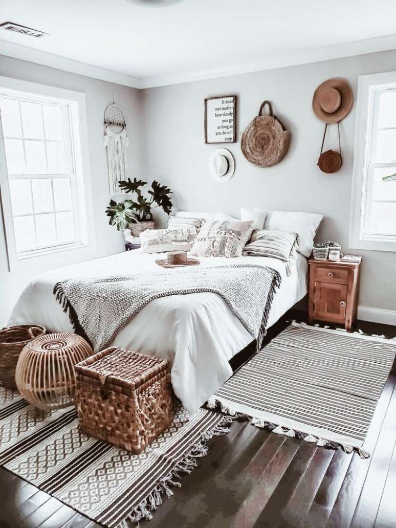 29. Quarto boho com tapete preto e branco – Foto Pinterest