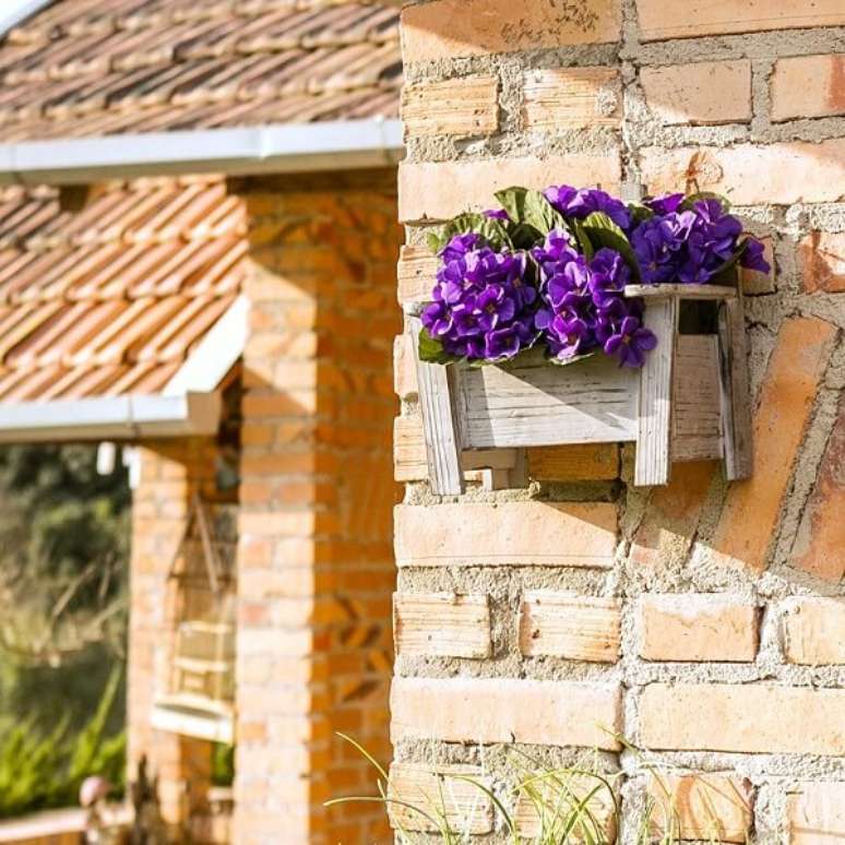 32. Floreira de madeira para parede com violetas. Fonte: Pinterest