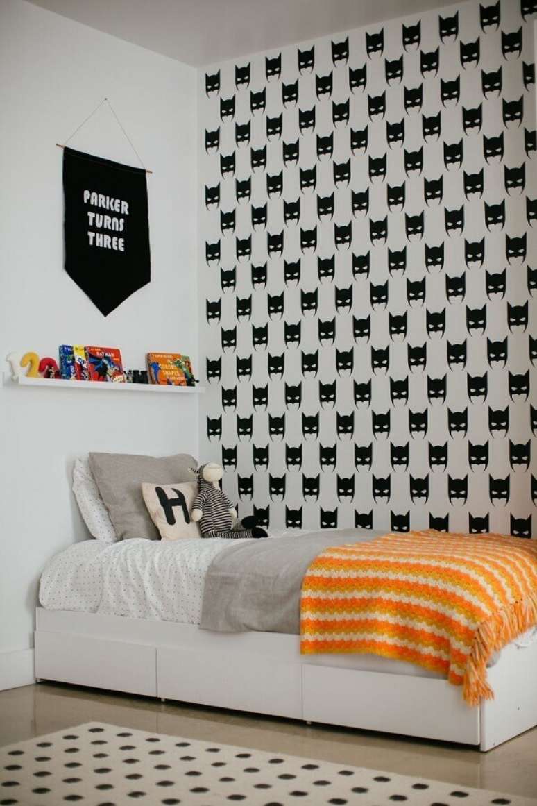 4. Ideias para quarto de menino simples decorado com papel de parede do Batman – Foto: Home Fashion Trend