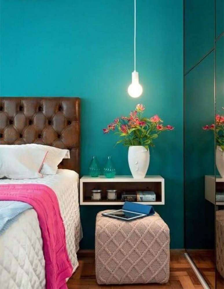 50. Ideias para quarto decorado com cabeceira marrom e parede azul – Foto: Pinterest