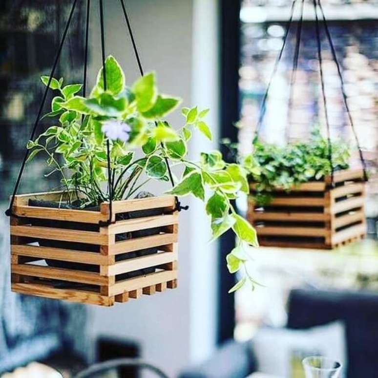 34. Floreira de madeira suspensa pode ser fixada no teto. Fonte: Pinterest
