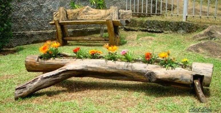 26. Floreira de madeira feita com tronco serve de abrigo para as Gazâneas. Fonte: Pinterest