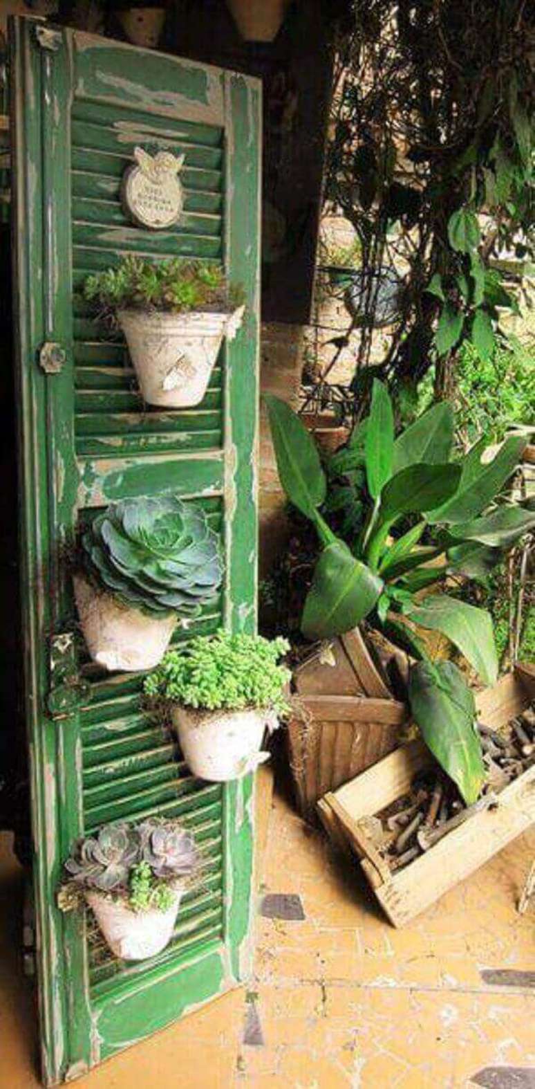 49. A estrutura da porta foi utilizada com floreira. Fonte: Pinterest