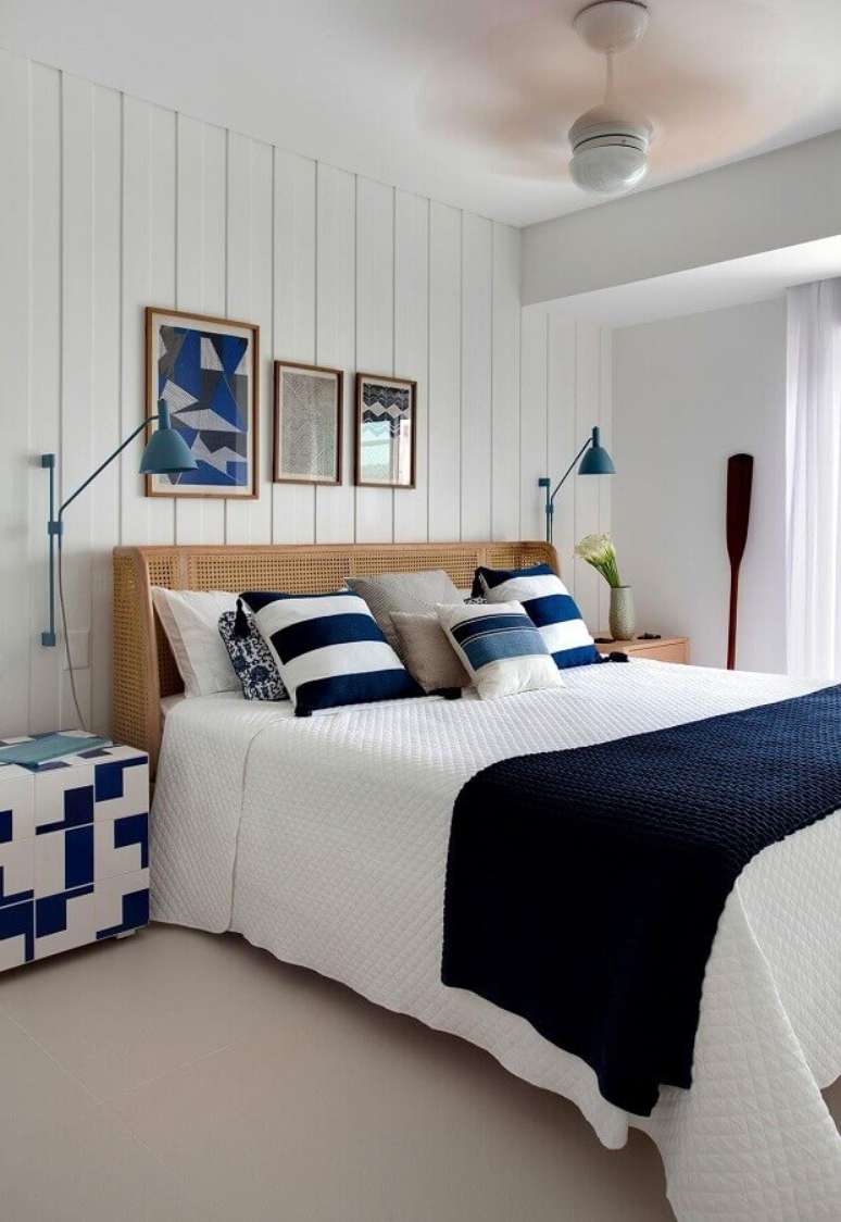 37. Ideias para quarto de casal azul e branco decorado com cabeceira rústica – Foto: Casa de Valentina