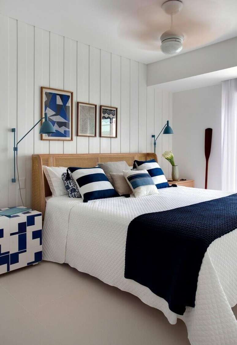 37. Ideias para quarto de casal azul e branco decorado com cabeceira r&uacute;stica &ndash; Foto: Casa de Valentina