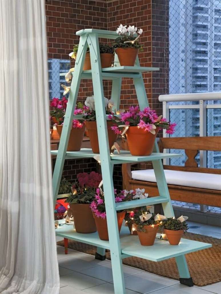 9. Floreira de madeira tipo escada serve de apoio para inúmeras plantas. Fonte: Blog Achados de Decoração