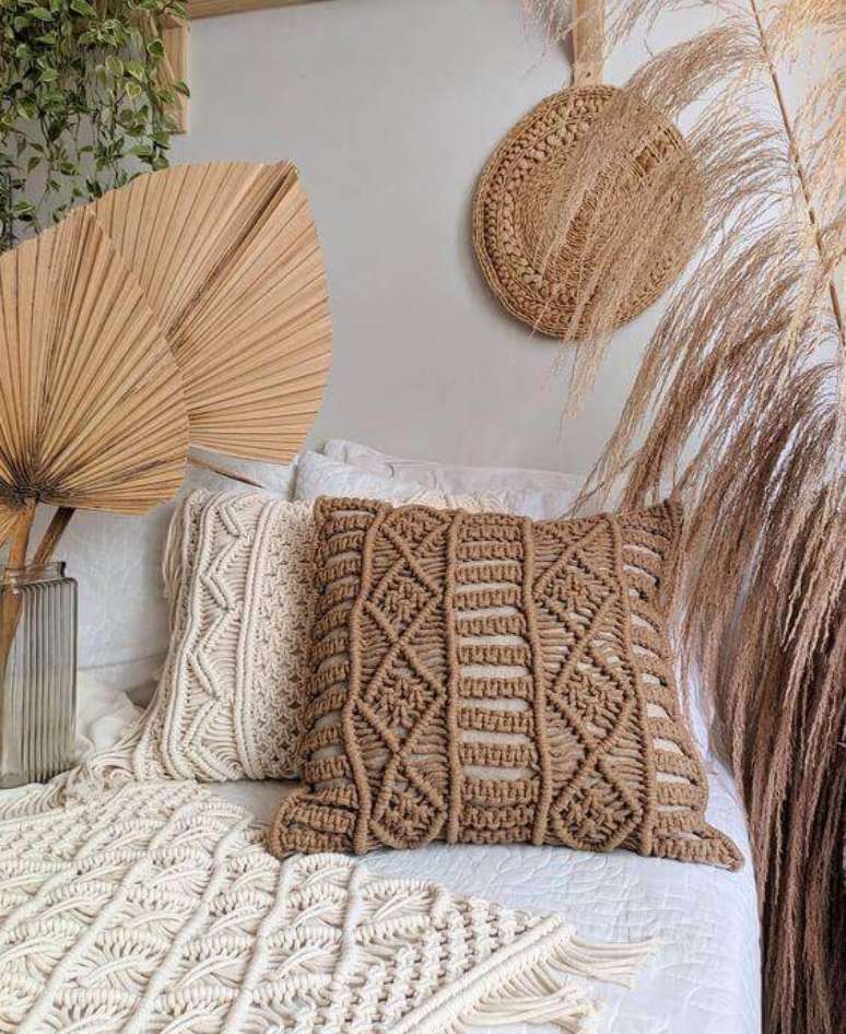 52. Almofadas boho chic com decoração artesanal – Foto Pinterest