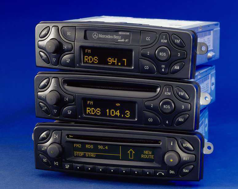 Primeiros rádios com CD player integrado surgiram nos anos 80. 
