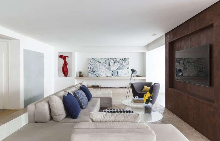 79. Sala neutra com painel de tons marrom e almofadas em azul marinho &ndash; Foto Pinterest