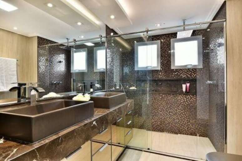 46. Banheiro com tons de marrom no revestimento e pedra de granito – Foto Tetriz Arquitetura e Interiores