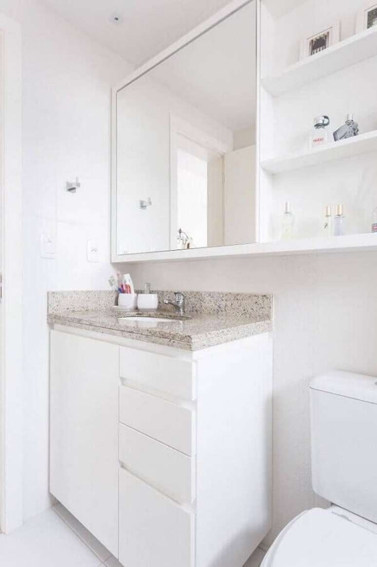 30. Armário branco pequeno para decoração de banheiro simples – Foto: Kali Arquitetura