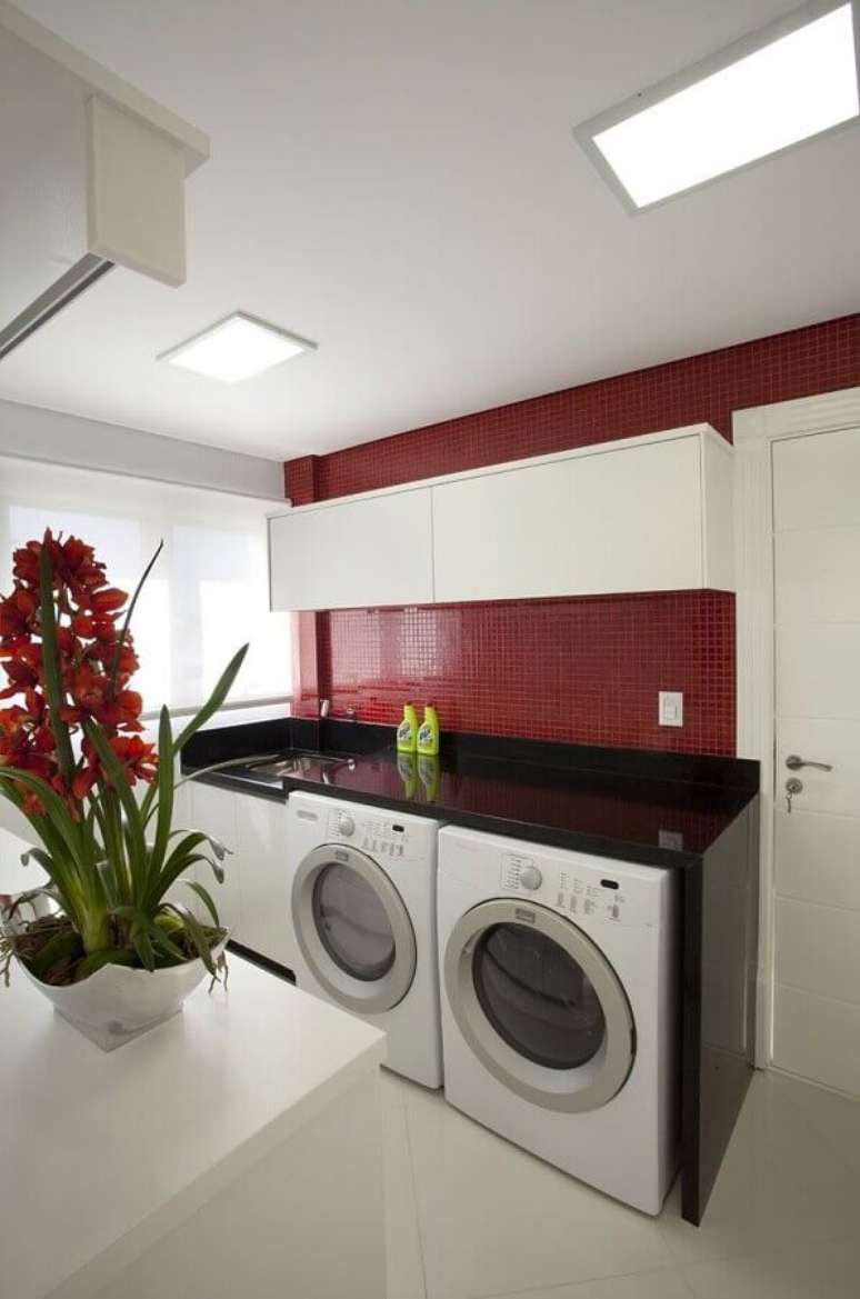 16. Armário aéreo branco para lavanderia decorada com revestimento vermelho – Foto: Pinterest