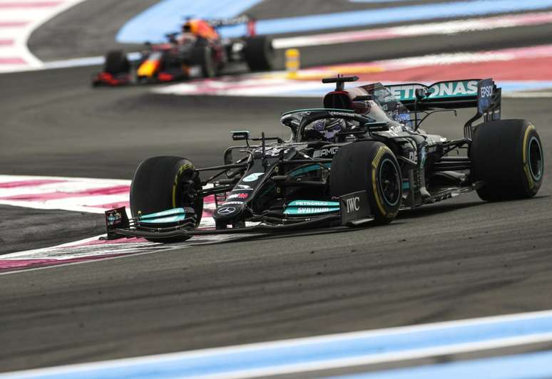 A Red Bull contra-ataca a Mercedes e pede à FIA clareza sobre a asa dianteira do W12 