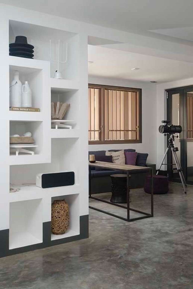 18. Sala de estar com estante de gesso &ndash; Foto Pinterest