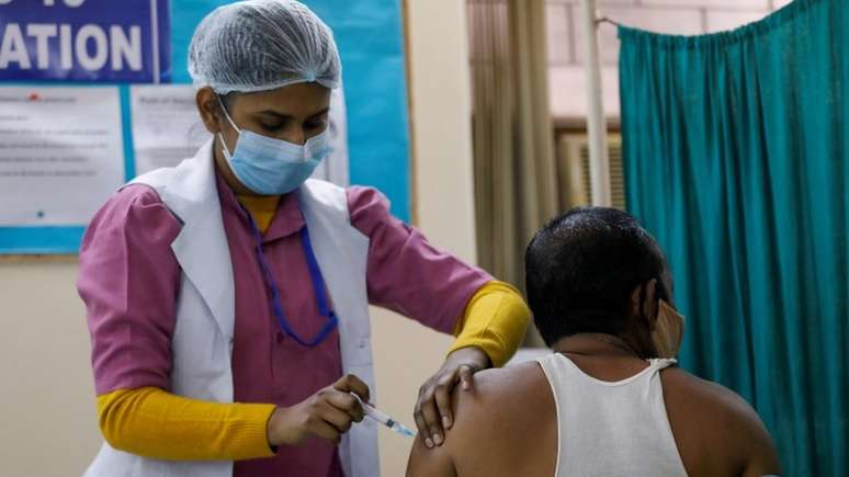 Vacina&ccedil;&atilde;o com Covaxin come&ccedil;ou em janeiro na &Iacute;ndia antes de a fabricante concluir fase final de testes
