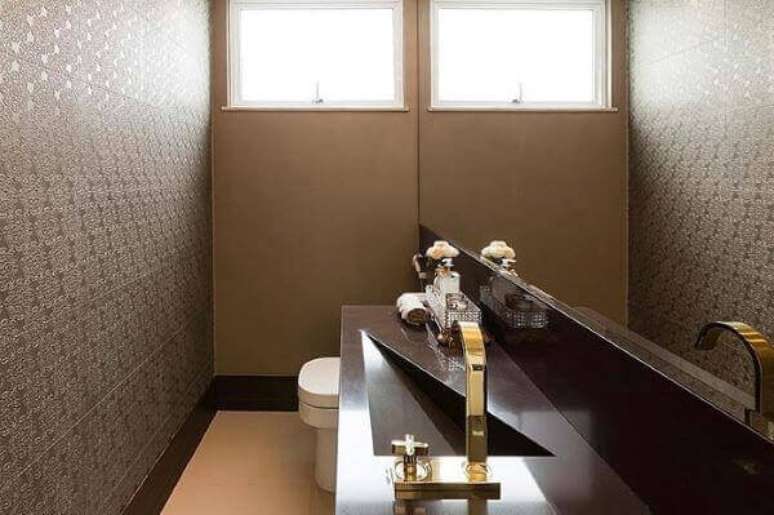 26. Banheiro com pia esculpida e papel de parede estampada – Foto Pinterest
