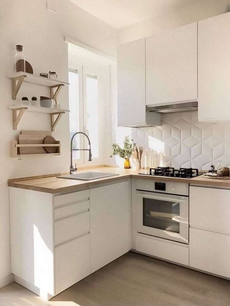 23. Armário branco de cozinha pequena de canto decorada com revestimento 3D – Foto: Apartment Therapy
