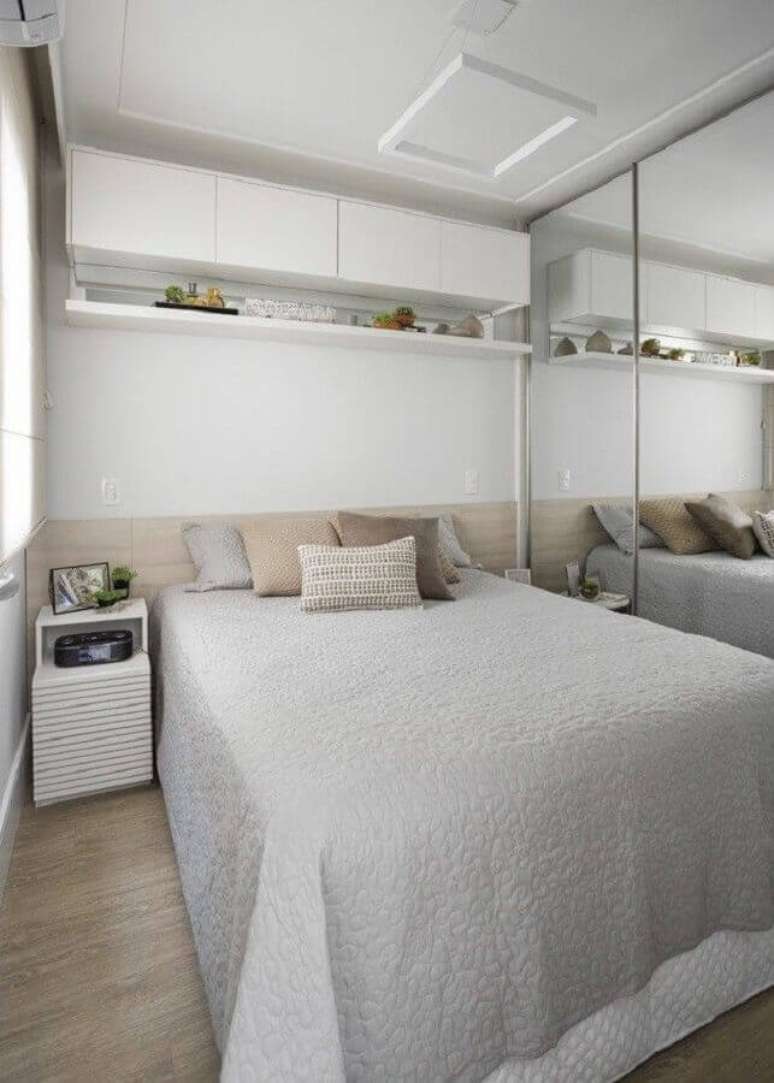15. Armário aéreo branco para decoração de quarto pequeno com guarda roupa espelhado – Foto: Jeito de Casa
