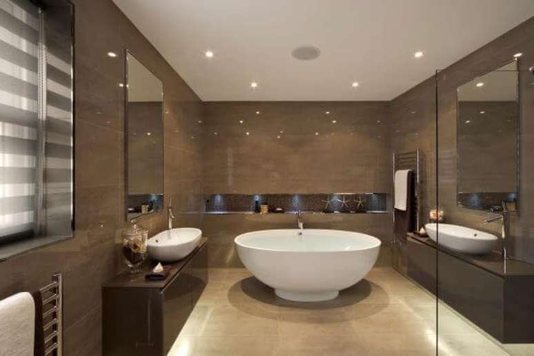 14. Banheiro com tons de marrom e banheira branca – Foto Pinterest