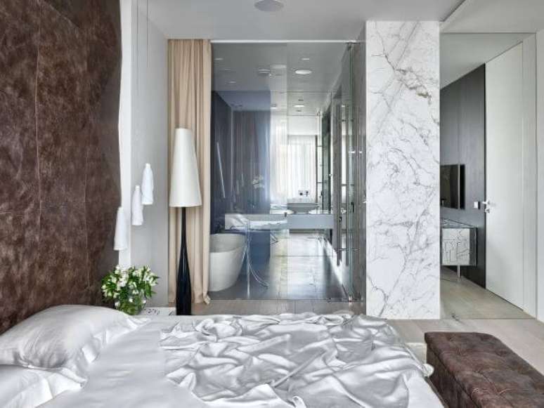 31. Decoração de quarto com tons de marrom e revestimento de marmore na parede – Foto Pinterest