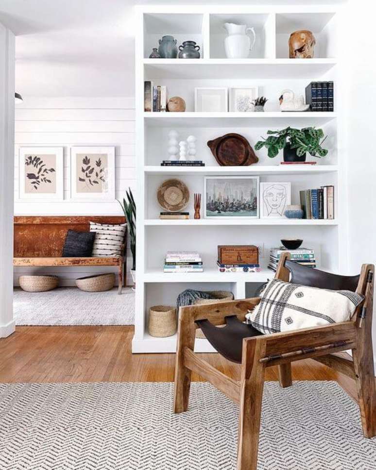 3. Sala de estar com estante de gesso e cadeira de madeira – Foto Flor