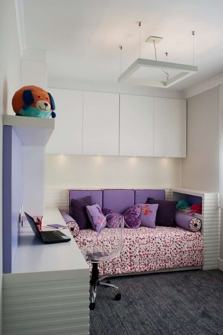 54. Decoração de quarto simples com armário aéreo branco – Foto: MdeMulher