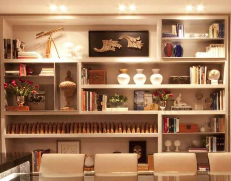 12. Sala de jantar com estante de gesso iluminada – Foto Pinterest