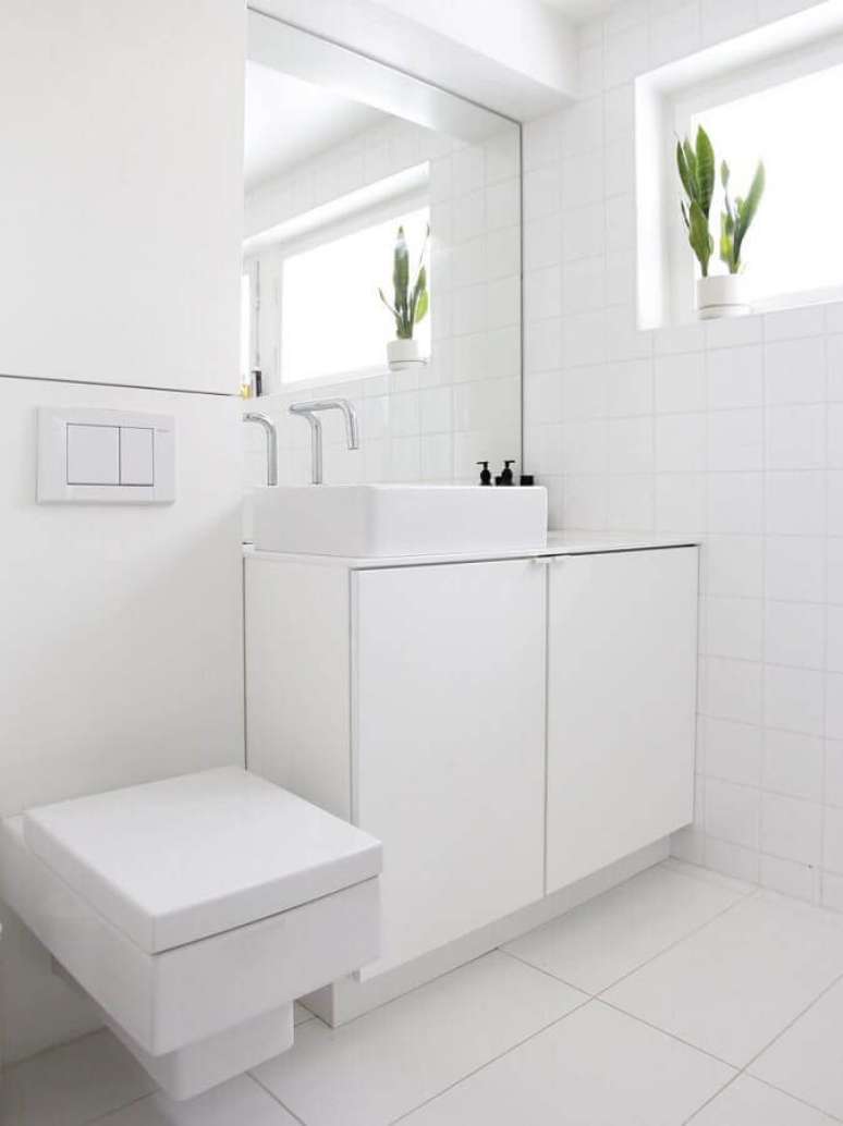 55. Decoração minimalista para banheiro com armário branco – Foto: Pinterest