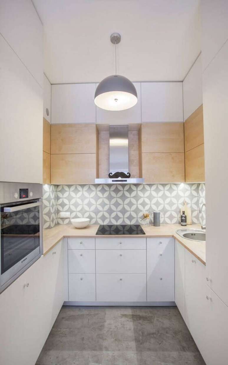 4. Armário branco com madeira para decoração de cozinha corredor pequena – Foto: Ideias de Casa