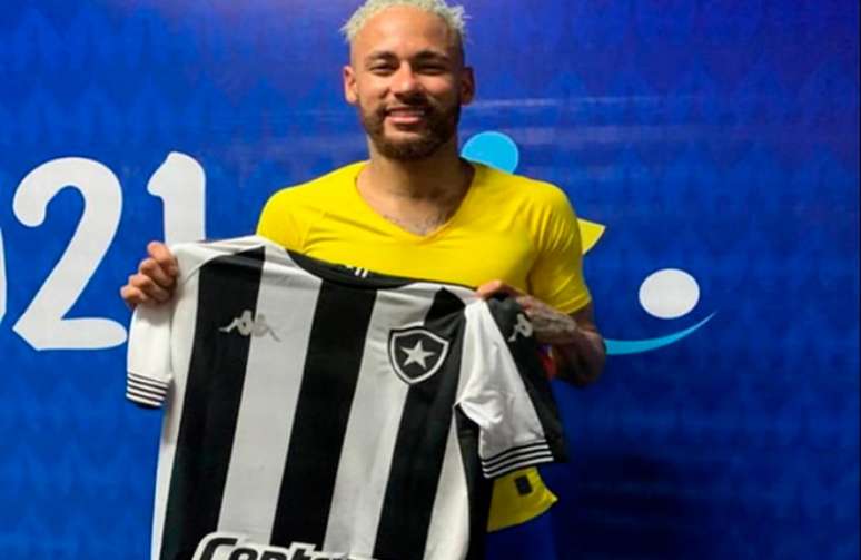 Neymar ganhou camisa do Botafogo após vitória do Brasil sobre a Colômbia (Foto: Reprodução)