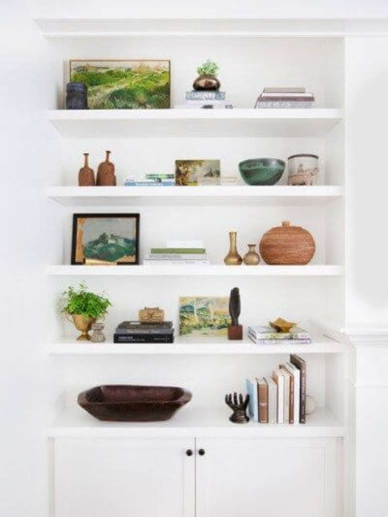 23. Sala com estante de gesso branca e decora&ccedil;&atilde;o moderna &ndash; Foto Centsational Girl