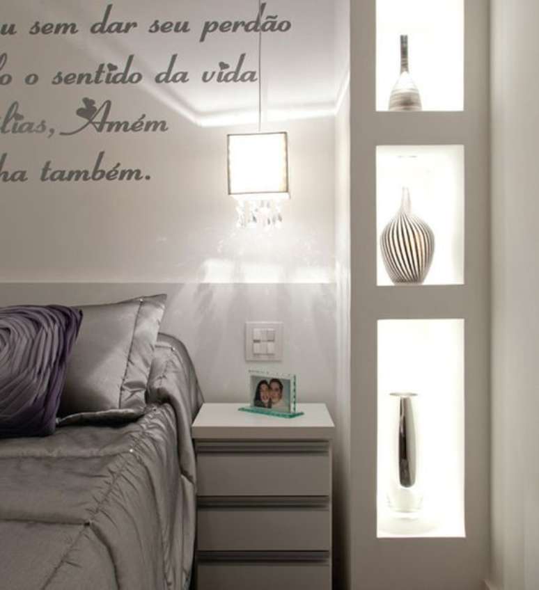 33. Quarto com estante de gesso iluminada &ndash; Foto Pinterest