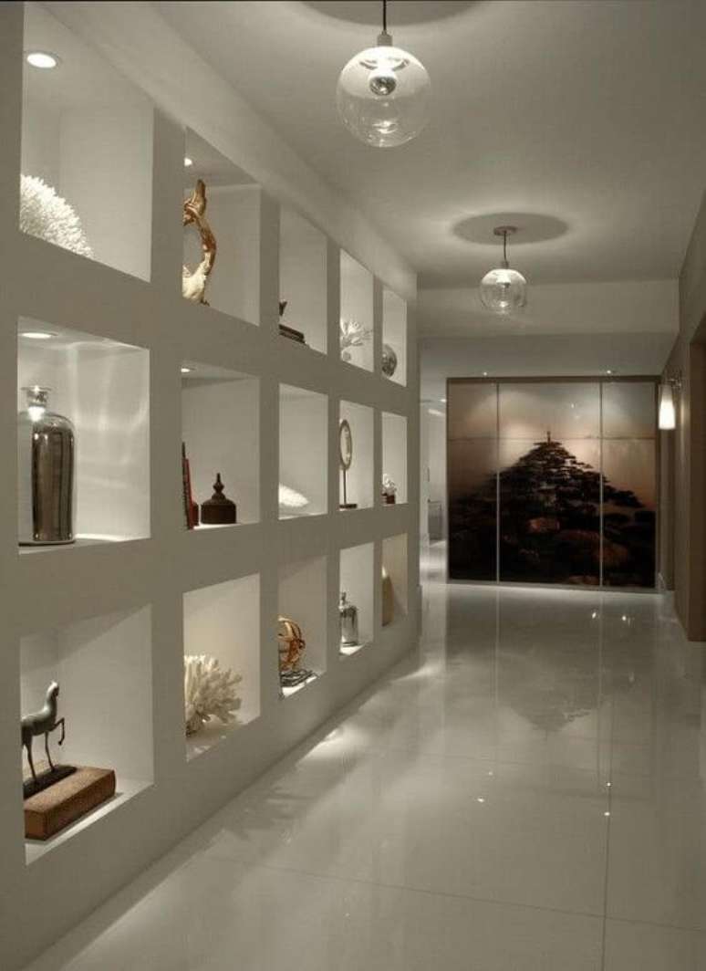 57. Estante de gesso branca para sala de estar moderna com decoração nos nichos – Foto Revista Artesanato