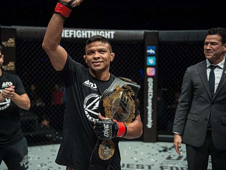 O brasileiro Bibiano Fernandes é o maior campeão pelo-galo da história da organização (Foto: divulgação)